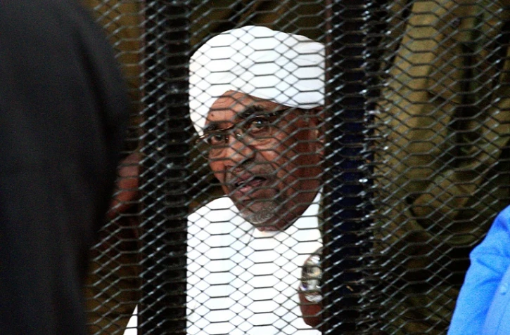Photo d'archives de l'ancien autocrate soudanais Omar el-Béchir lors de son procès à Khartoum, le 24 août 2021