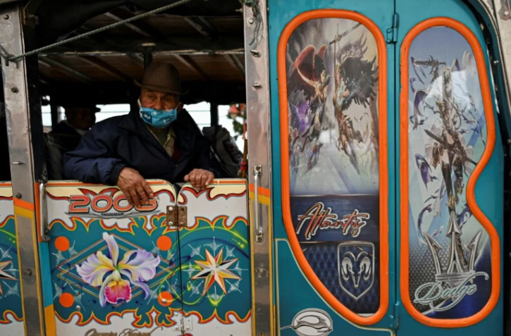 Un homme indigène à bord d'une "chiva" à Silvia, en Colombie, le 9 mars 2021