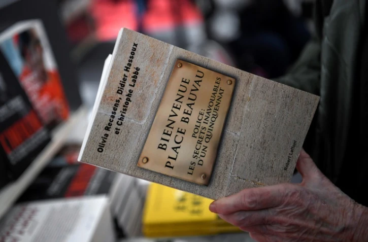 Le livre "Bienvenue Place Beauvau" écrit par trois journalistes, le 24 mars 2017 à Paris