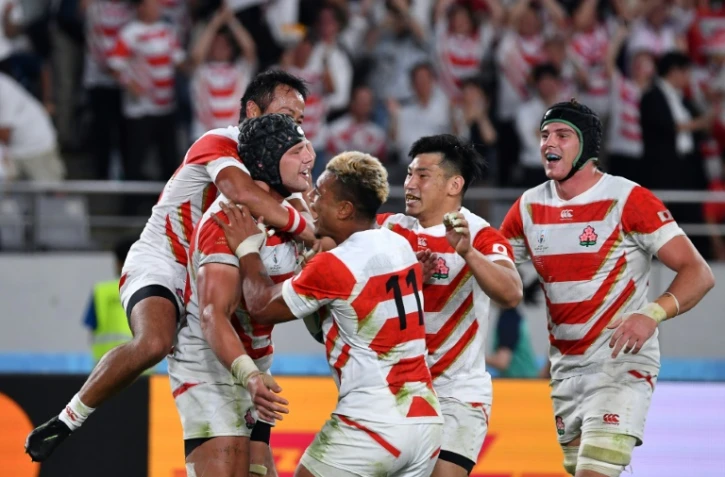 La joie des Japonais après un essai de Pieter Labuschagne (2eG) lors du match d'ouverture de la Coupe du monde de rugby, le 20 septembre 2019 à Tokyo