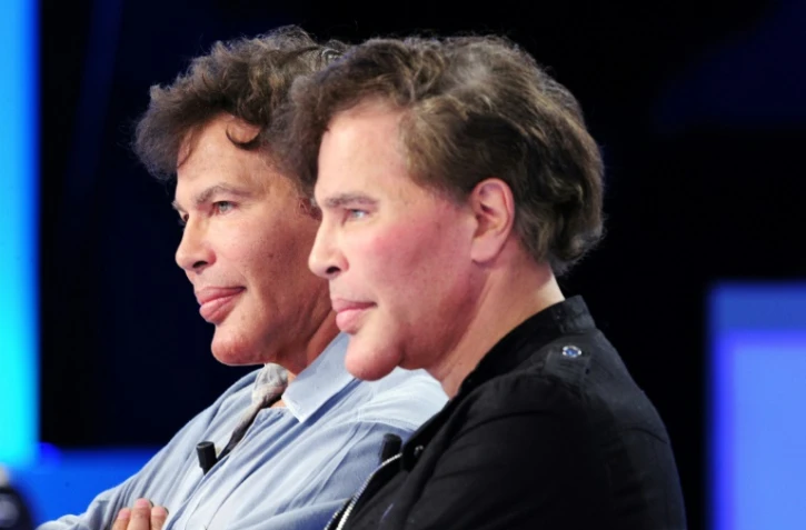 Igor (d) et Grichka Bogdanoff sur le plateau du "Grand journal" de Canal+ à Paris, le 20 octobre 2010