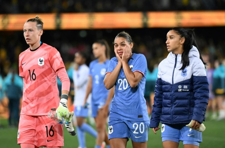 La déception des joueueses de l'équipe de France à l'issue de leur défaite devant l'Australie en match amical à Melbourne, le 14 juillet 2023  