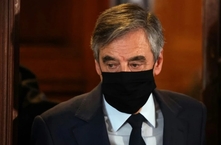 L'ex-Premier ministre français François Fillon sort de l'audience au palais de justice de Paris, le 15 novembre 2021