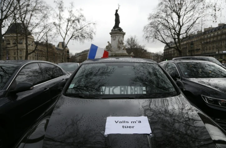 Des chauffeurs de VTC manifestent place de la République à Paris le 4 février 2016