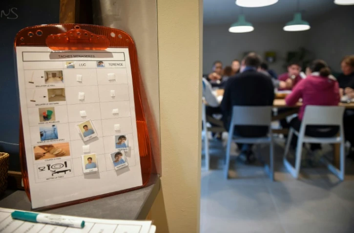 Des autistes à table après une matinée de travail à Auneau-Bleury-Saint-Symphorien, en France, le 24 novembre 2016