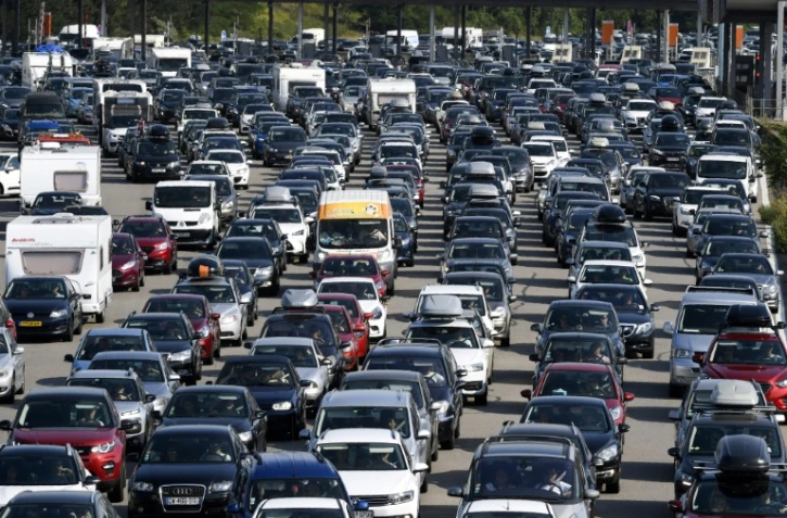 Des automobilistes font la queue à un péage de l'autoroute A7, le 4 août 2018 près de Vienne