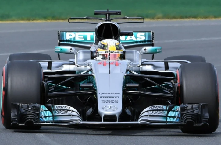 Le Britannique Lewis Hamilton au volant de sa Mercedes lors de la 2e séance d'essais libres du GP d'Australie de F1, le 24 mars 2017 à Melbourne