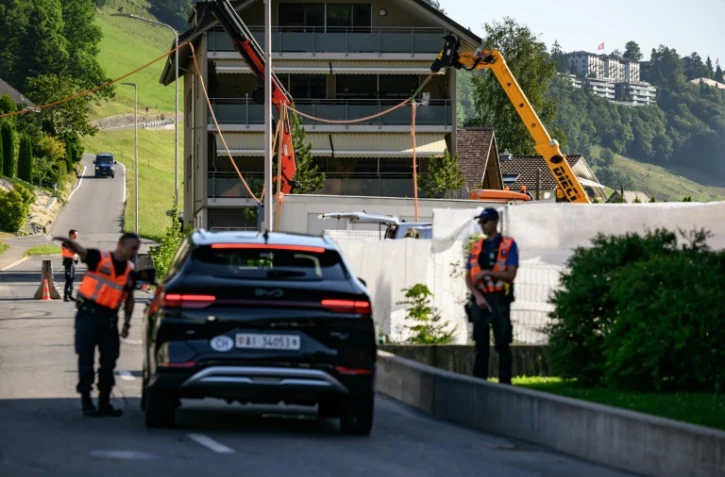 La police suisse sécurise l'accès au complexe hôtelier de luxe du Bürgenstok (en haut à droite), avant les pourparlers de paix entre l'Iran et les Etats-Unis, le 19 juin 2026 