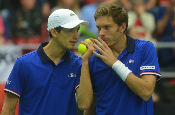Nicolas Mahut (d) /Pierre-Hugues Herbert face aux Tchèques Radek Stepanek/Lukas Roso en quarts de la Coupe Davis, le 16 juillet 2016 à Trinec