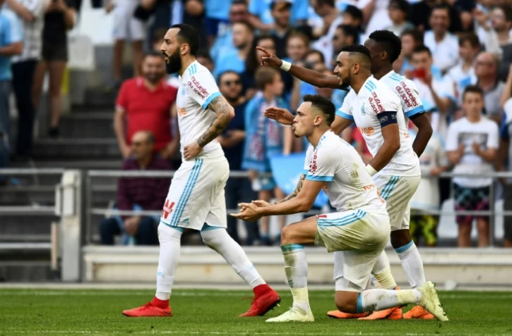 L'attaquant argentin de Marseille Lucas Ocampos (d) jubile après son but face à Lille le 21 avril 2018