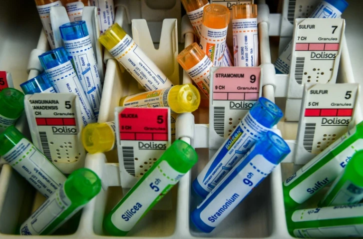 Des tubes de granules homéopathiques dans une pharmacie à Lille, le 3 septembre 2018
