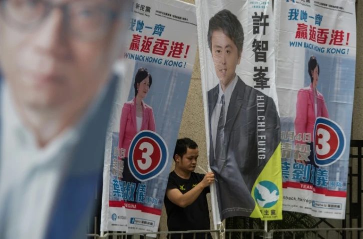 Un homme installe les banderoles de campagne à Hong Kong, le 4 septembre 2016
