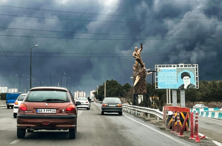 Des nuages de fumée s'élèvent dans le ciel de Téhéran, le 8 mars 2026