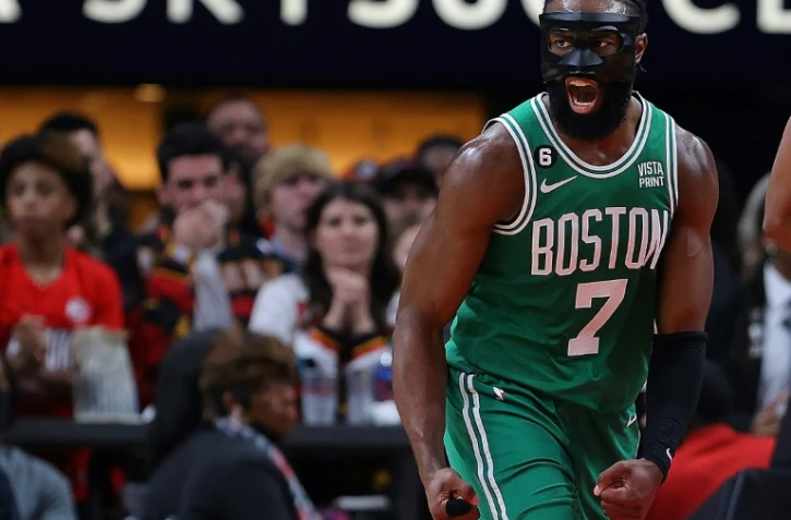Jaylen Brown des Boston Celtics contre les Atlanta Hawks dans le match 6 du 1er tour des play-offs en NBA le 27 avril 2023 à AQtlanta