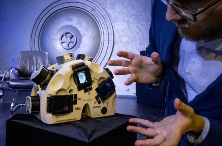 Grigory Shalunov,du laboratoire moscovite 3D Bioprinting Solutions, devant l'imprimante 3D, lors d'une conférence de presse à Moscou le 9 octobre 2019 