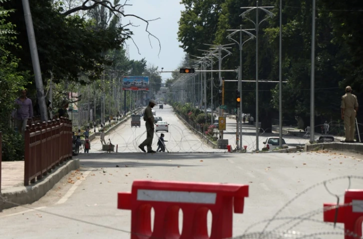 Un membre des forces de sécurité indiennes en faction dans une rue de Srinagar, principale ville du Cachemire indien, le 7 août 2019