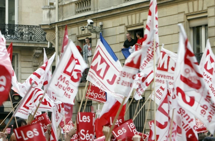 Des drapeaux du Mouvement des Jeunes socialistes, devant le siège du parti à Paris, le 22 avril 2017