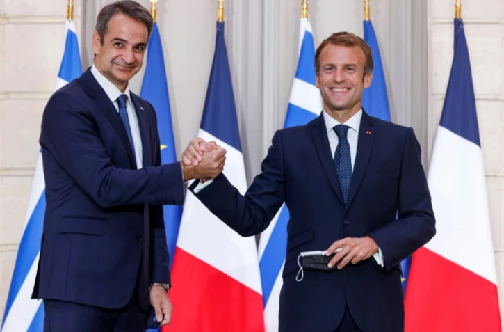 Kyriakos Mitsotakis et Emmanuel le 28 septembre 2021 à l'Elysée après la signature d'un contrat pour trois frégates