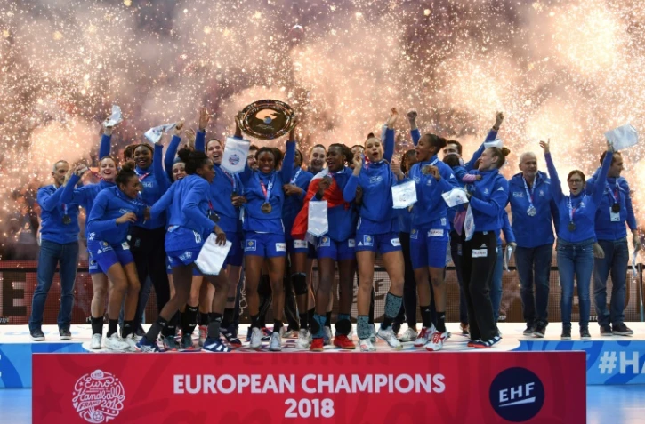 Les Françaises soulèvent le trophée de championnes d'Europe de handball, à l'issue de la victoire sur la Russie à Paris, le 16 décembre 2018 