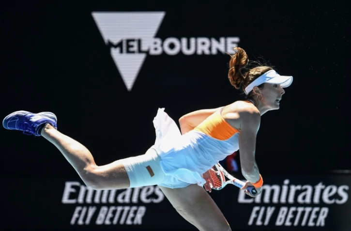 La Française Alizé Cornet servant face à l'Espagnole Garbine Muguruza lors de sa victoire au deuxième tour de l'Open d'Australie à Melbourne, le 20 janvier 2022