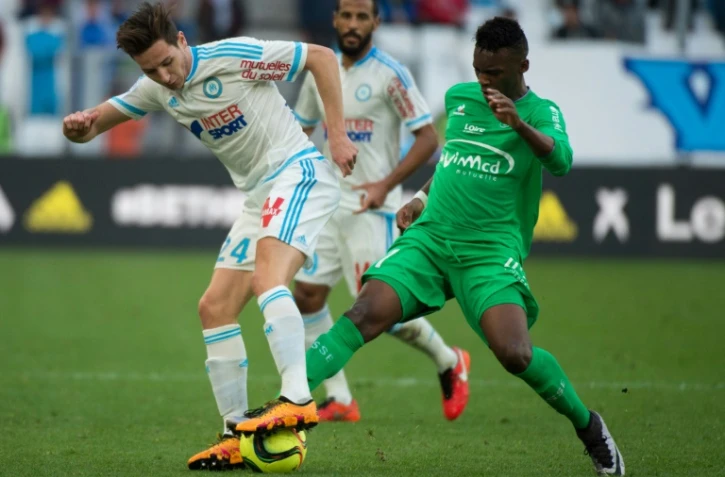 Le milieu de Marseille Florian Thauvin (g) à la lutte avec l'attaquant de Saint-Etienne Jean-Christophe Bahebeck, le 21 février 2016 au Vélodrome