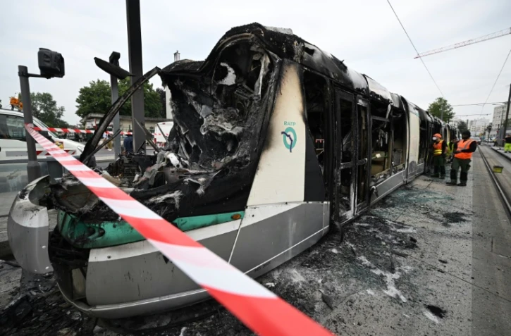 Un tramway incendié à Clamart, lors d'émeutes liées à la mort de Nahel, le 29 juin 2023 au sud-ouest de Paris