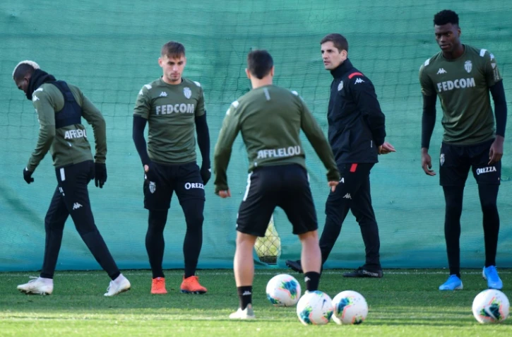 L'entraîneur espagnol Robert Moreno, fraîchement arrivé à Monaco, dirige sa première séance avec ses joueurs à La Turbie, le 30 décembre 2019