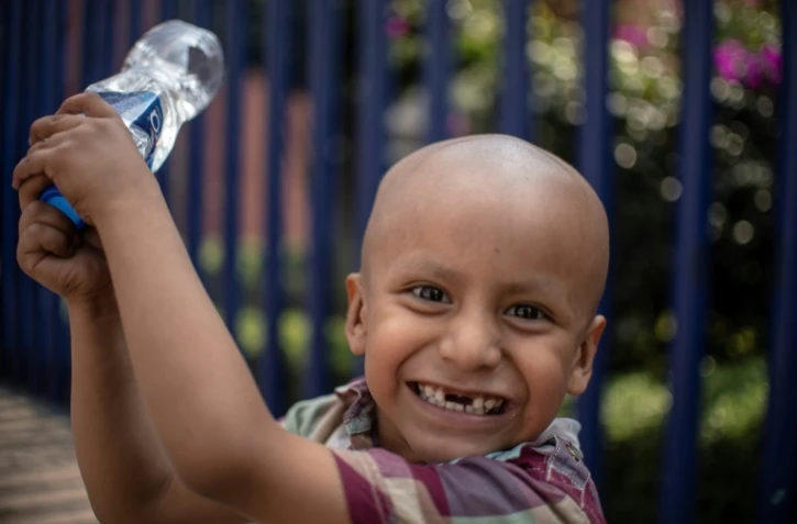 Hermes Soto, un petit Mexicain cancéreux de 4 ans devant l'hôpital pour enfants de  Mexico