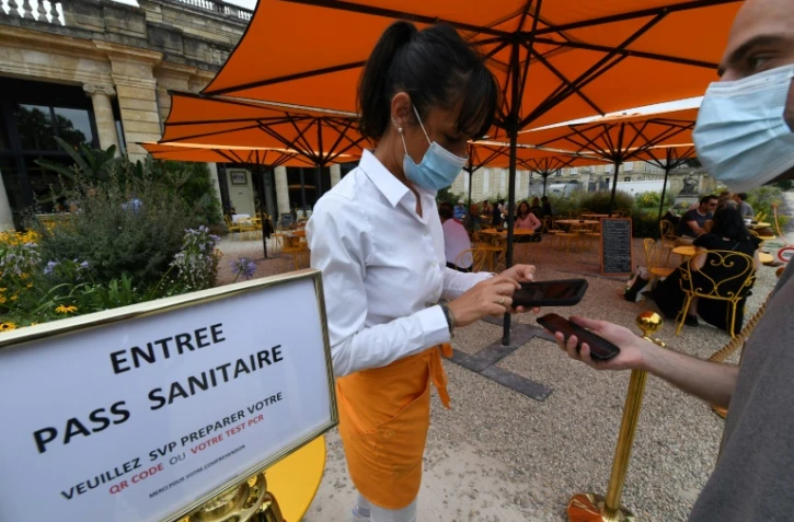 Contrôle du pass sanitaire à l'entrée d'un restaurant de Bordeaux le 18 août 2021