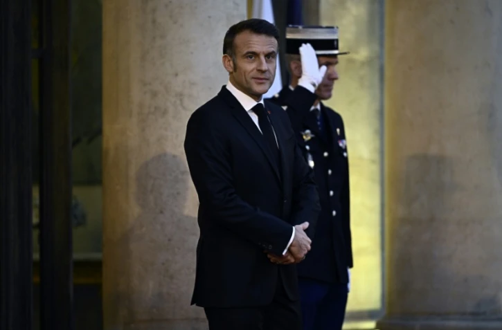 Le président Emmanuel Macron sur le perron de l'Elysée, le 7 décembre 2024 à Paris