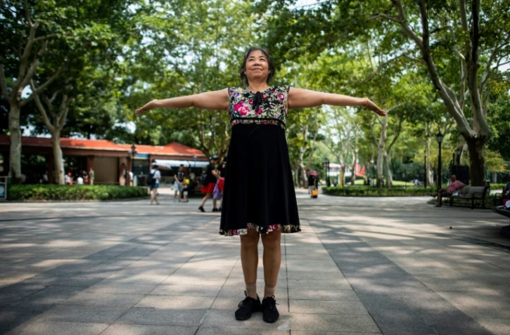 Une Chinoise Zhang Yongli danse dans un parc de Shanghai, le 2 septembre 2018