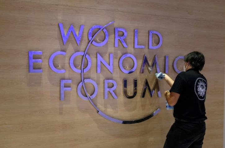 Une employée nettoie le logo du Forum économique mondial (WEF) à l'intérieur du centre des congrès de Davos, en Suisse, le 22 mai 2022