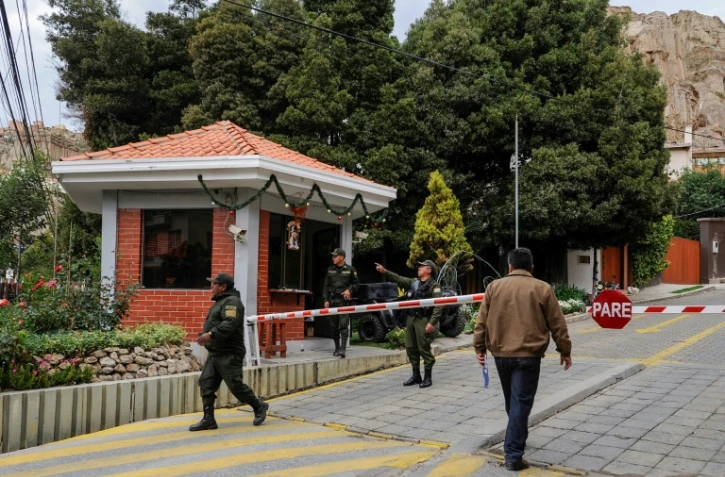 La police bolivienne tient un checkpoint près de l'ambassade du Mexique à La Paz, le 27 décembre 2019