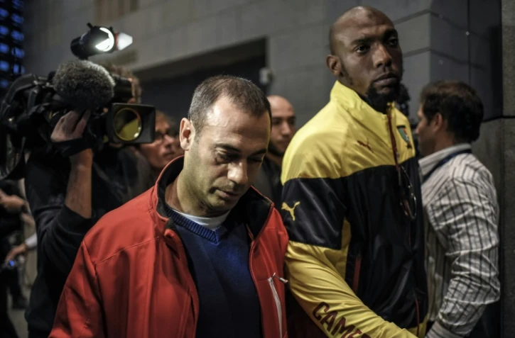 Le frère de Kevin Moussabi et le père de Sofiane Tadbirt, lynchés à mort en 2012, à leur arrivée le 2 novembre 2015 au tribunal de Grenoble