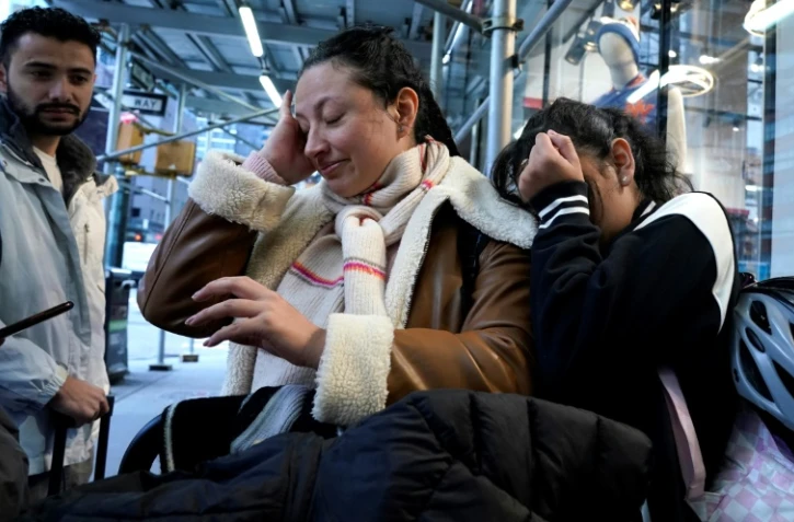 Une famille de demandeurs d'asile colombiens doit quitter l'hôtel où elle est hébergée, le 10 janvier 2024 à New York