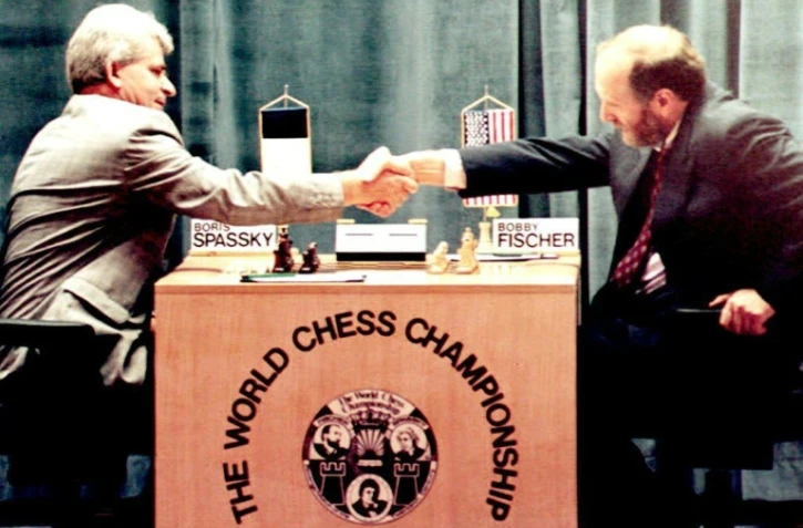 Le joueur d'échec Boris Spassky (à gauche) serre la main de son adversaire Bobby Fischer (à droite) au début de leur match à l'hôtel Maestral à Sveti Stefan le 2 septembre 1992.

