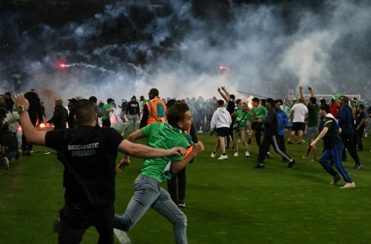 Des supporters de Saint-Etienne envahissent le terrain du stade Geoffroy-Guichard après la défaite de leur club contre Auxerre, le 29 mai 2022