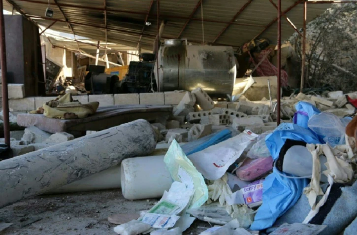 Une image fournie par Médecins sans frontières (MSF) le 16 février 2016 montre des débris dans un hôpital près de Maaret al-Numan, dans le nord de la Syrie, bombardé la veille par ce qui semble devoir être des frappes russes