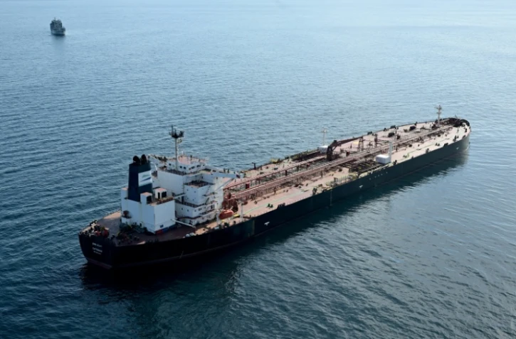 Vue aérienne du pétrolier Boracay au large du port de Saint-Nazaire le 1er octobre 2025