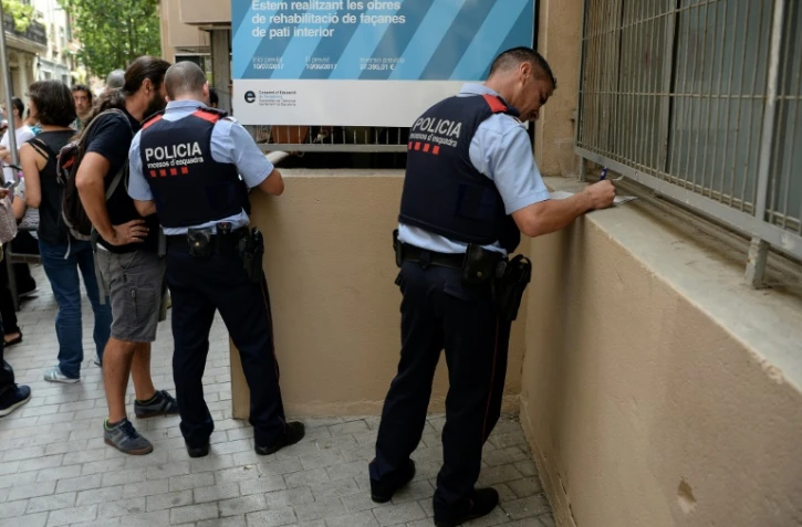 Des policiers devant une école de Barcelone, le 30 septembre 2017