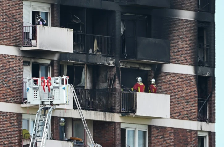 Des pompiers interviennent sur un incendie dans un immeuble d'habitation à L'Île-Saint-Denis (Seine-Saint-Denis), le 19 août 2023 
