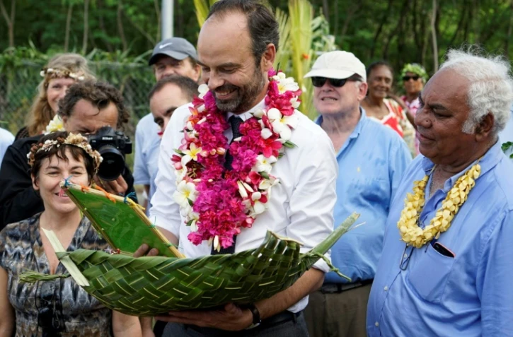 Edouard Philippe reçoit le traditionnel collier de fleurs de bienvennu sur l'île de Tiga dans l'archipel de la Loyauté en Nouvelle Calédonie, le 3 décembre 2017