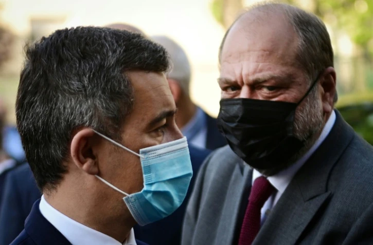 Le ministre de l'Intérieur Gérald Darmanin et le ministre de la Justice Eric Dupond-Moretti visitent un commissariat à Saint-Denis le 28 mai 2021