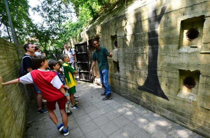 Photo prise le 18 juin 2017 de visiteurs dans l'enceinte d'un bunker construit par les nazis aux Pays-Bas