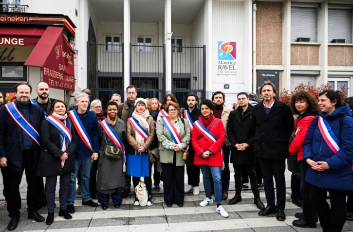 Le maire du 20e arrondissement Eric Pliez (4e G)et d'autres élus des responsables devant le lycée Maurice-Ravel à Paris le 29 mars 2024