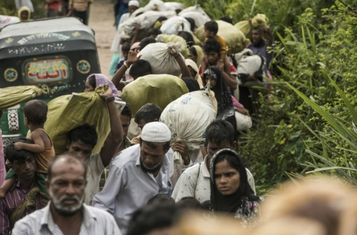 Des réfugiés rohingyas à Teknaf, au Bangladesh, en route vers un camp de réfugiés, le 5 octobre 2017 