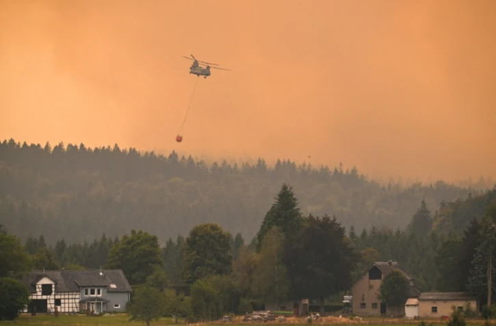 Un hélicoptère bombardier d'eau néerlandais lutte contre un incendie dans les Fagnes en Belgique le 16 août 2026