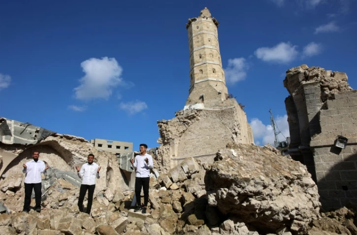 Des fidèles musulmans prient au milieu des décombres et des ruines d'une partie détruite de la mosquée historique d'Omari à Gaza, le premier jour du ramadan, le 1er mars 2025