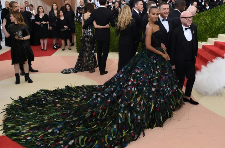 Zoe Saldana à son arrivée au gala du Metropolitan Museum le 2 mai 2016 à New York
