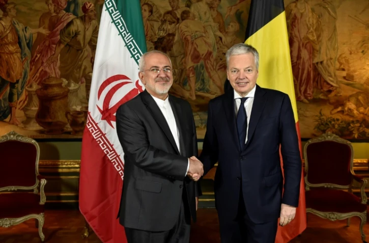 Le ministre iranien des Affaires étrangères, Mohammad Javad Zarif, salue son homologue belge Didier Reynders (droite) le 11 janvier 2018 à Bruxelles
